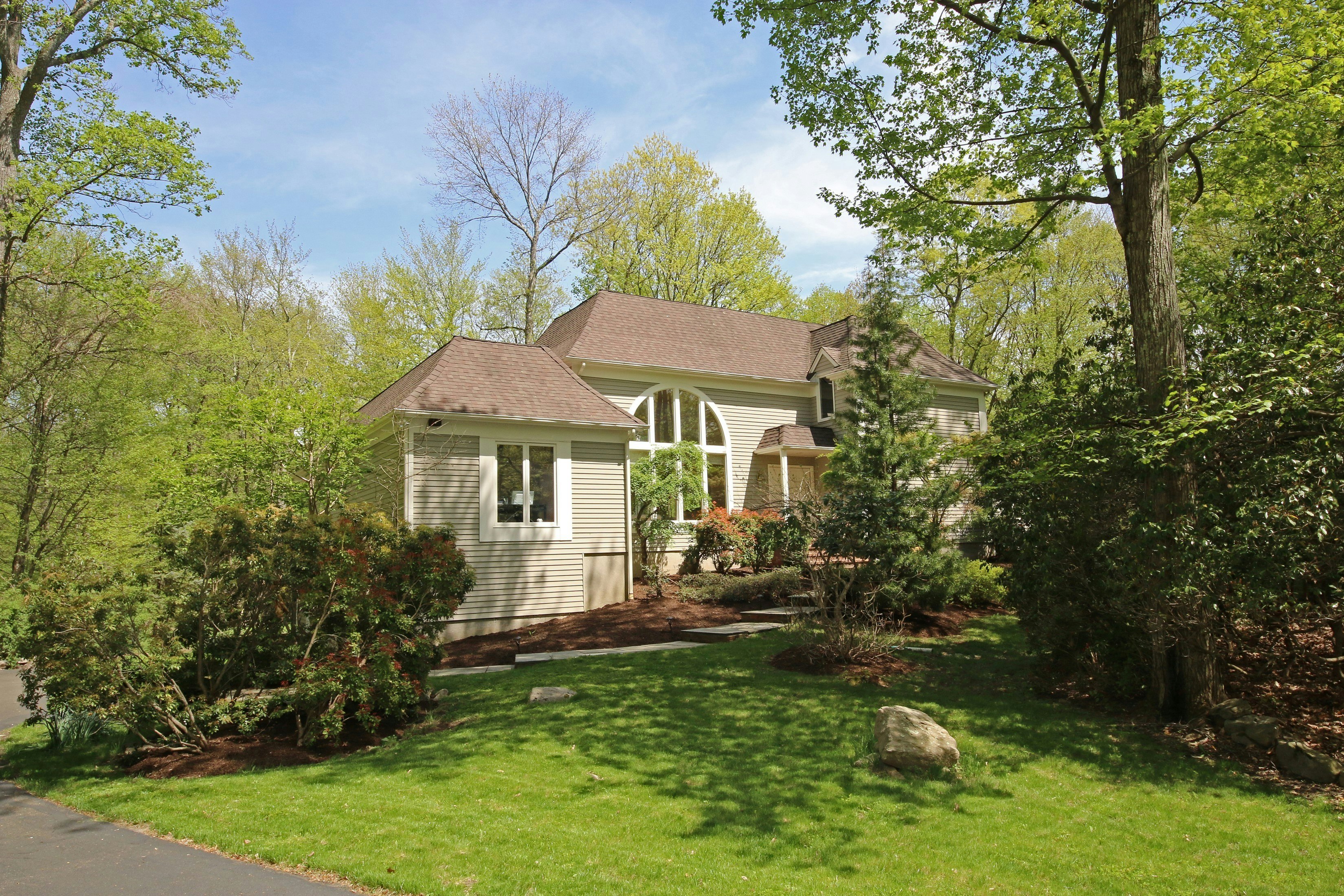 80 Silver Spring Road, Ridgefield, CT 06877, Presented by Laura Ancona